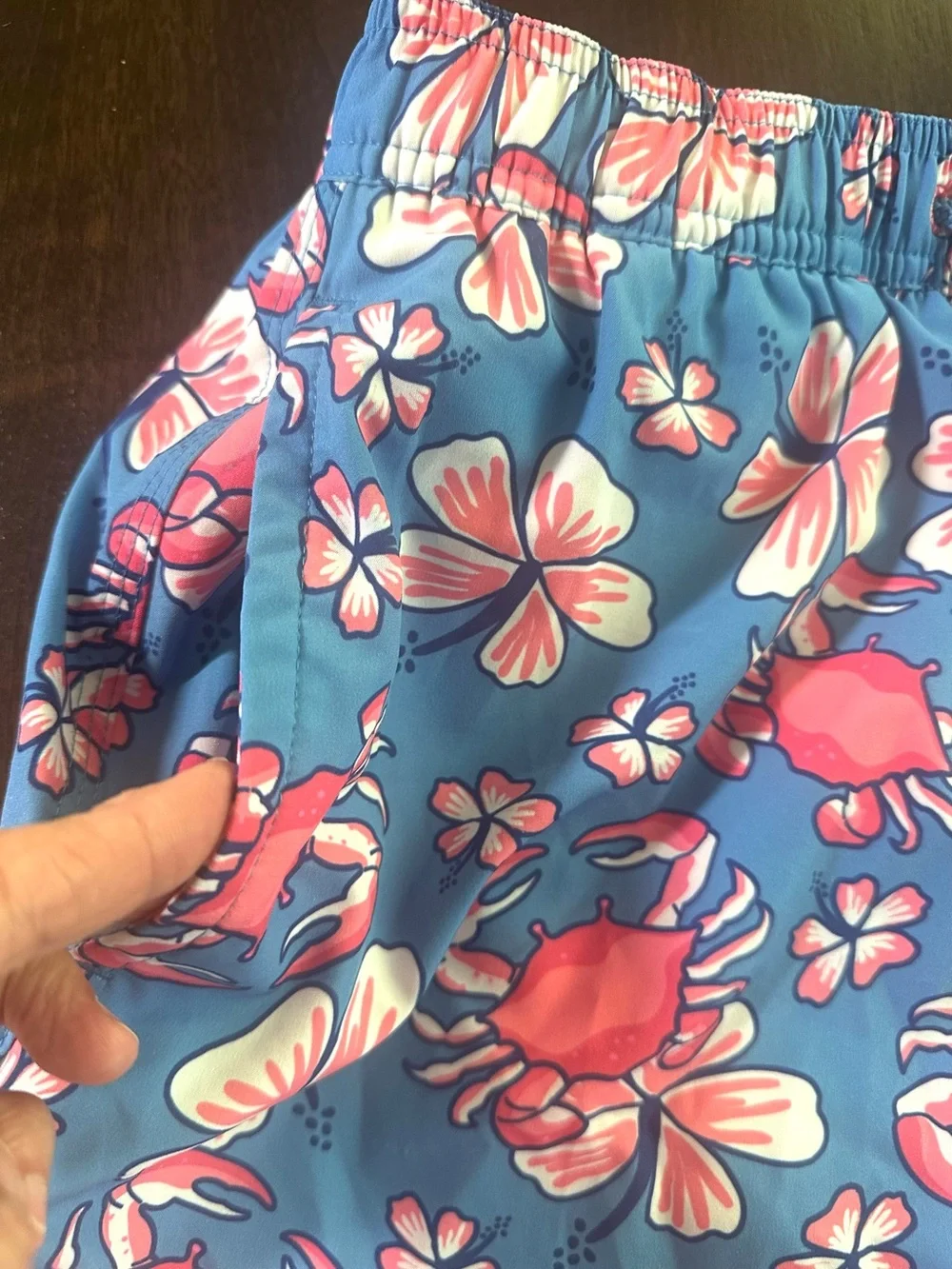 Vineyard Vines Men’s Blue & Pink Floral & Crab Print Swim Shorts S